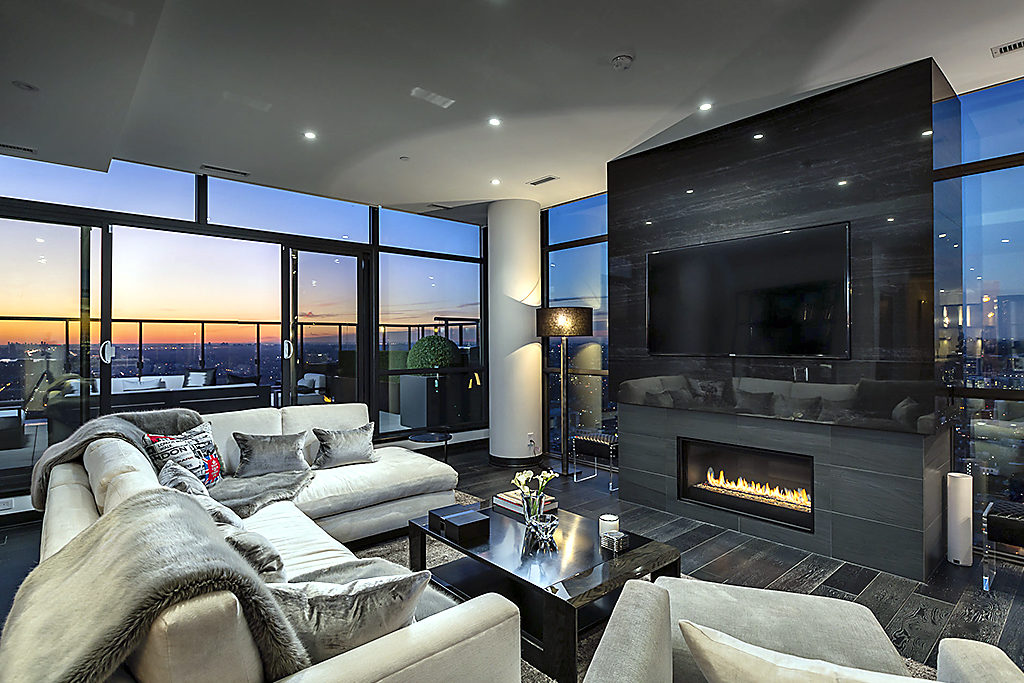 290 Adelaide Street West