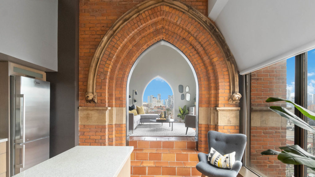 607-456 College St. arched entryway