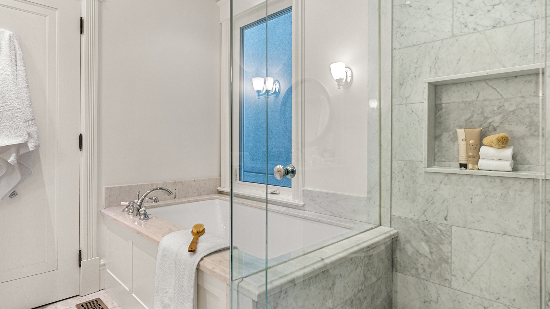 15 Ottawa St. five piece ensuite bathroom