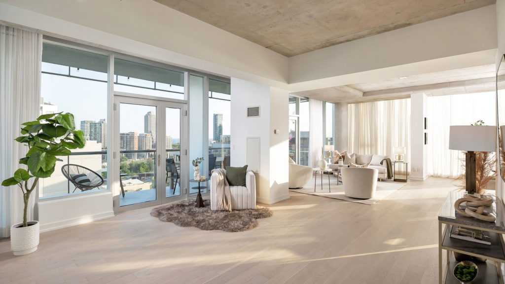 1302-552 Wellington St. W. interior