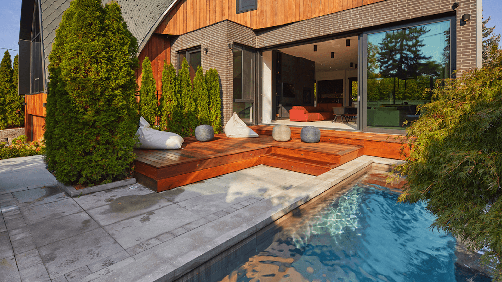 Bézier Curve House pool