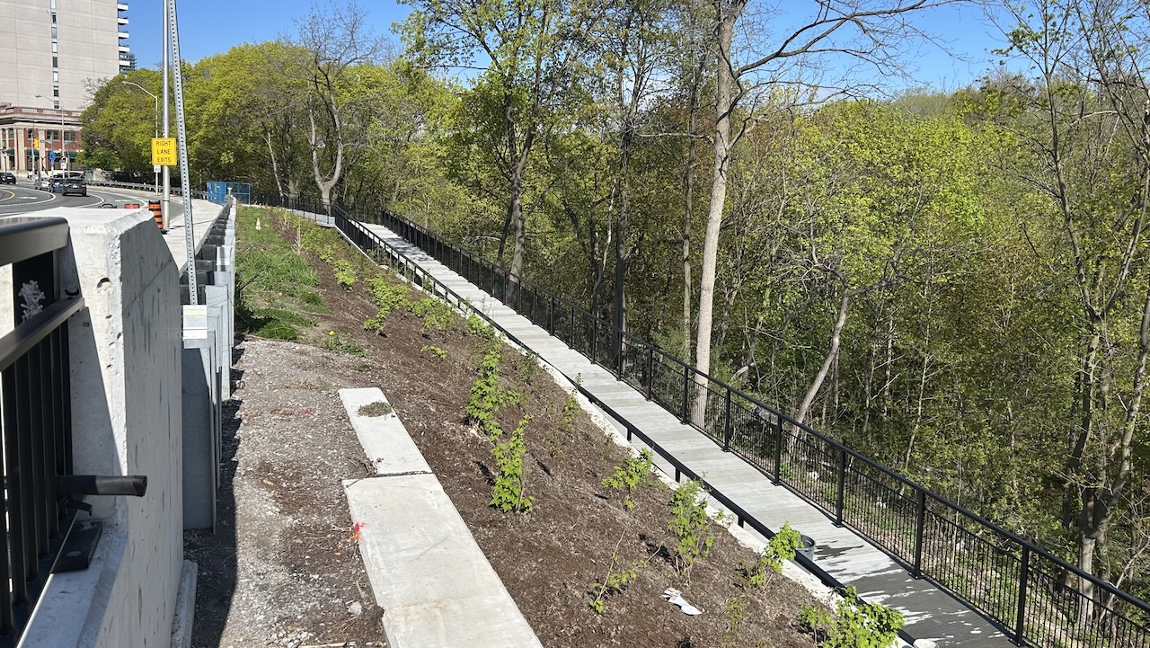 Accessible pathway running off Bloor Street East to the bridge